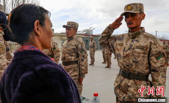 圖為列兵扎西加央向母親敬禮。　劉曉東 攝