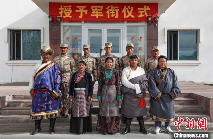 圖為列兵代表與親人合影留念?！詵| 攝