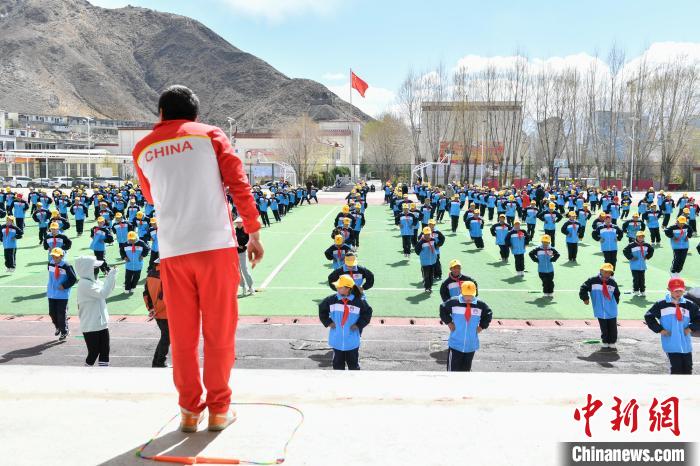 圖為學(xué)生在跳繩教練齊景龍的指導(dǎo)下做準(zhǔn)備運(yùn)動(dòng)?！∝暩聛?lái)松 攝