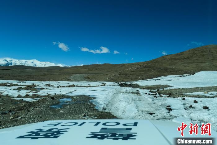 4月5日，普瑪江塘邊境派出所巡邏車通過冰河路段?！〗w波 攝