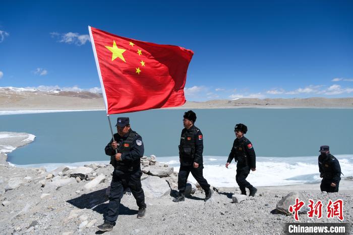 4月5日，普瑪江塘邊境派出所民輔警進行邊境巡邏?！〗w波 攝