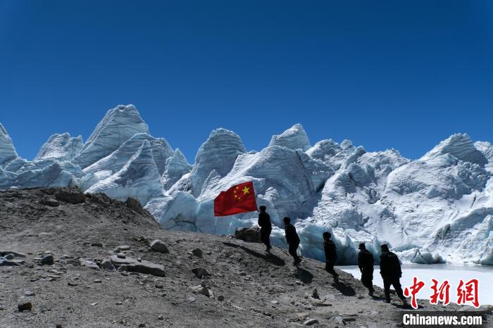 4月5日，普瑪江塘邊境派出所民輔警巡邏至四零冰川附近?！〗w波 攝