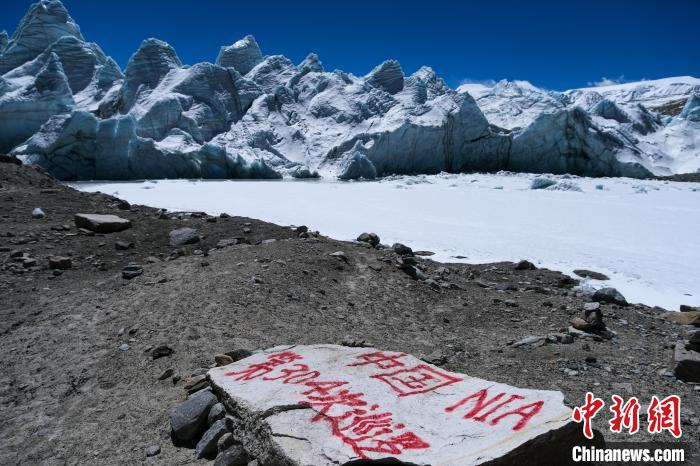普瑪江塘邊境派出所民輔警巡邏標記?！〗w波 攝