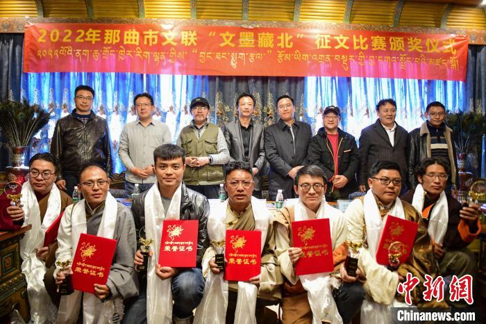 圖為獲獎(jiǎng)人員合影留念?！∝暩聛?lái)松 攝