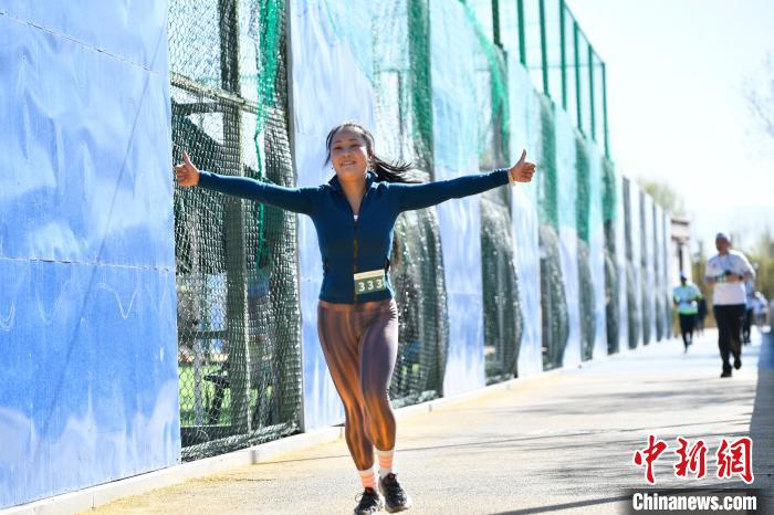 圖為5公里歡樂跑現(xiàn)場?！∝暩聛硭?攝