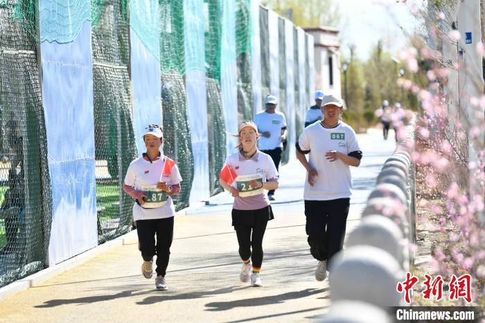 圖為5公里歡樂跑現(xiàn)場。　貢嘎來松 攝