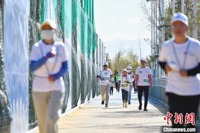 圖為5公里歡樂跑現(xiàn)場。　貢嘎來松 攝