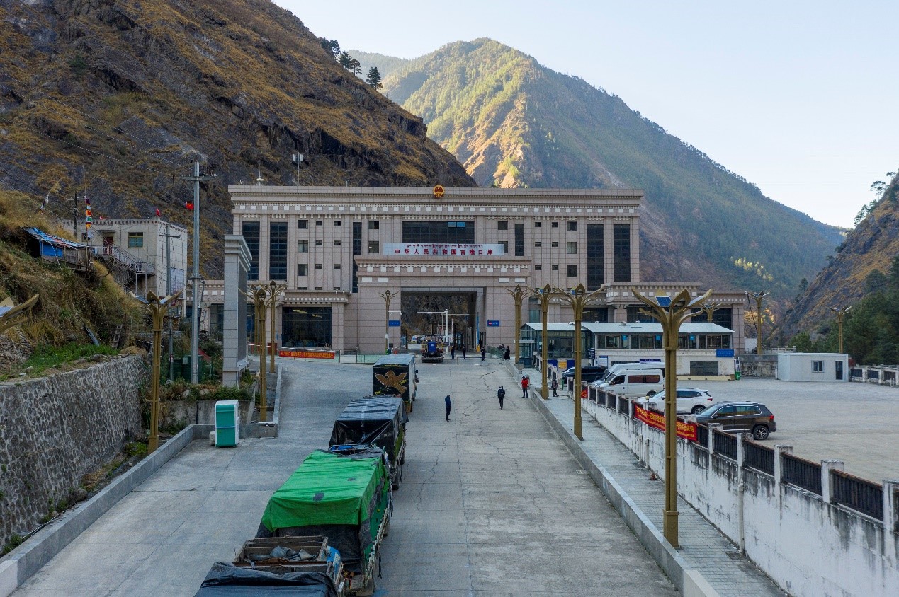 吉隆口岸正在等待出境的車(chē)輛。人民網(wǎng)記者 唐宋攝