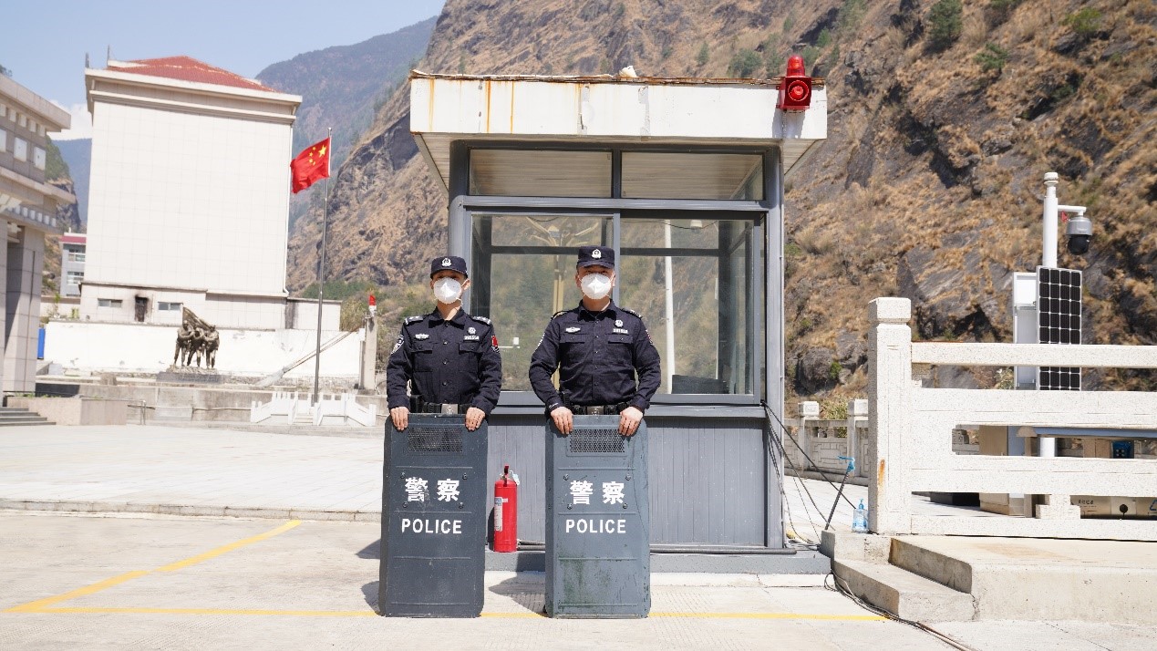 吉隆口岸移民管理警察正在執(zhí)勤。人民網(wǎng)記者 唐宋攝