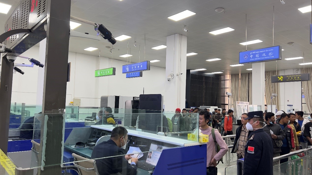 吉隆口岸移民管理警察正在查驗(yàn)護(hù)照。人民網(wǎng)記者 唐宋攝