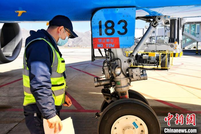 圖為機場工作人員進行相關(guān)檢查?！≈芎?攝