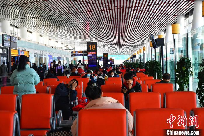 圖為旅客在機場候機室等待登機?！≈芎?攝