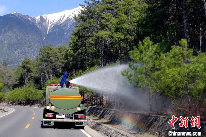 林芝市森林消防支隊米林中隊在米林縣一帶開展灑水增濕作業(yè)?！≮w健宇 攝