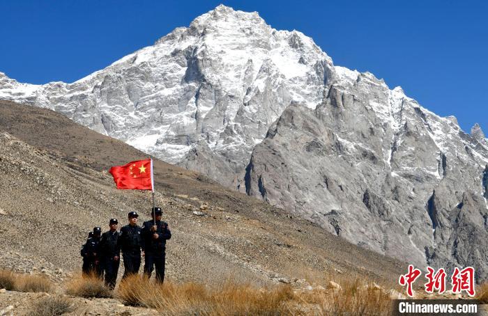底雅邊境派出所民警夏永軍(右一)在巡邏中?！±盍?攝