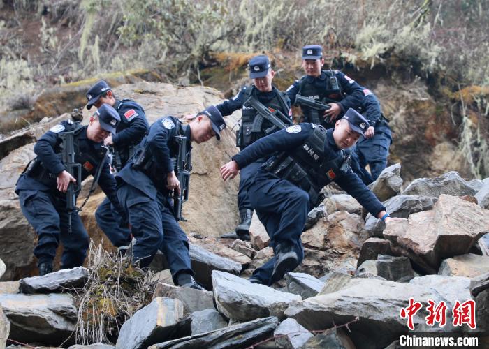 山南邊境管理支隊(duì)玉麥邊境派出所民警在邊境巡邏途中穿過(guò)亂石區(qū)?！∴嶇?攝