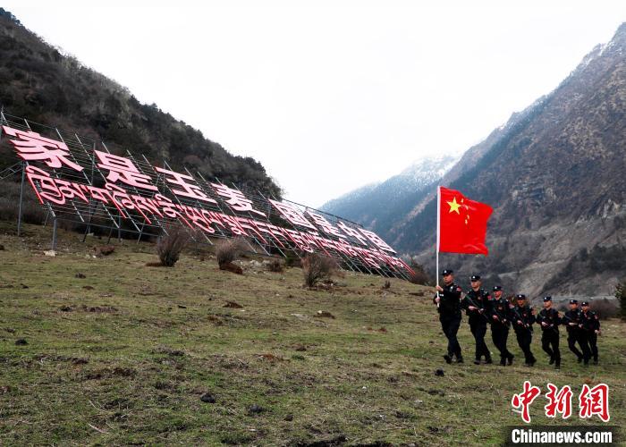 山南邊境管理支隊(duì)玉麥邊境派出所民警在轄區(qū)開(kāi)展巡邏?！∴嶇?攝