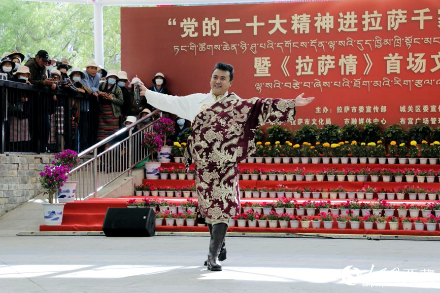 獻唱《夏爾巴》。人民網(wǎng) 次仁羅布攝