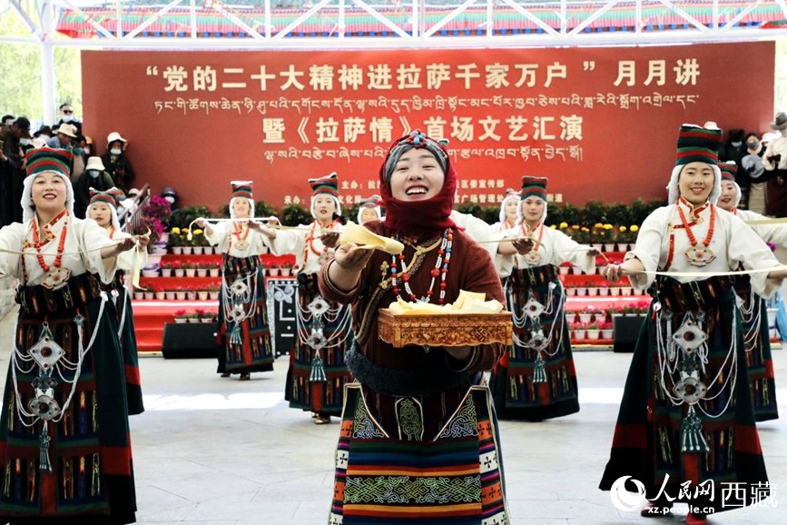 女子群舞《拉拉脫貧之路》。人民網(wǎng) 次仁羅布攝