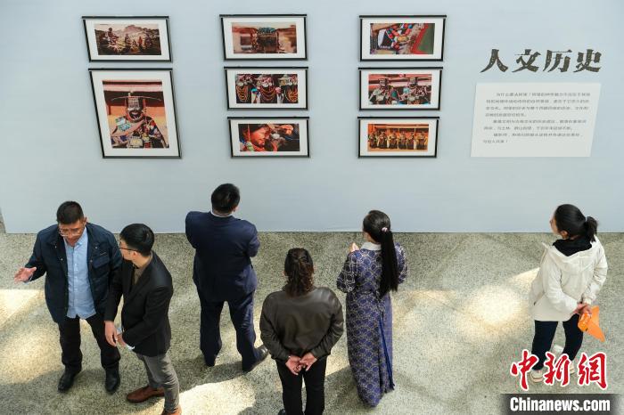 圖為觀眾觀看展覽。