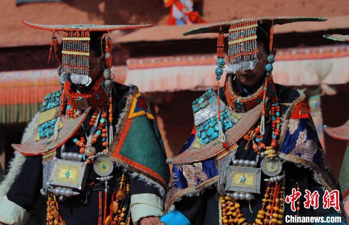 圖為參展攝影師拍攝的西藏阿里普蘭飛天服飾?！≈鬓k方 供圖