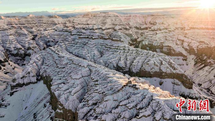 圖為參展攝影師拍攝的西藏阿里札達(dá)土林雪后風(fēng)光。　主辦方 供圖