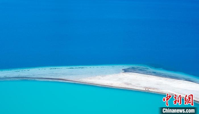 圖為山南羊卓雍錯(cuò)。　何蓬磊 攝