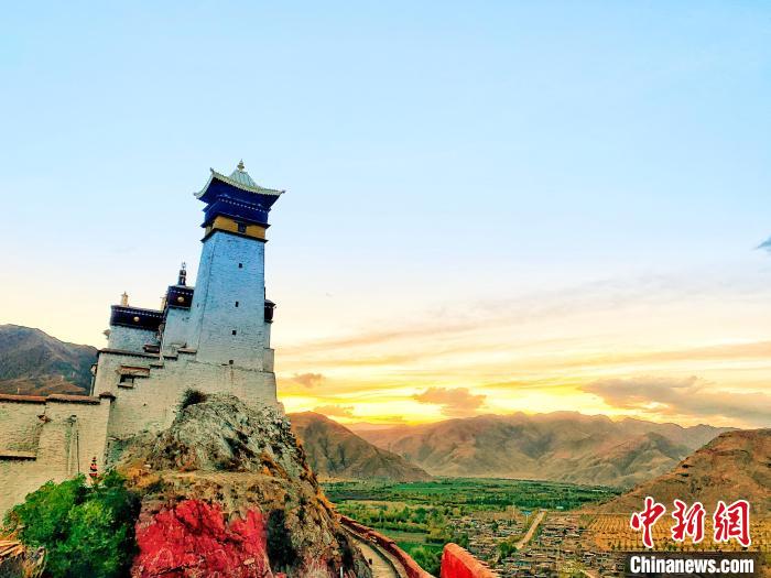 圖為西藏第一座宮殿——山南雍布拉康?！埼?攝