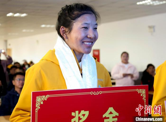 玉珍拉姆上臺領(lǐng)獎?！∝暣_ 攝