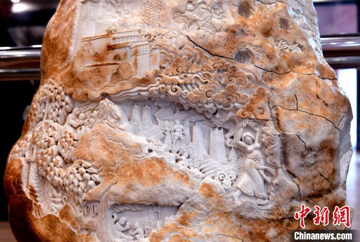 圖為5月16日，展覽中的漢白玉雕作品《猴子變?nèi)恕贰！±盍?攝