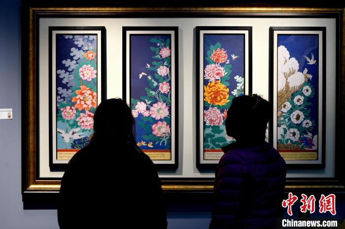 圖為5月16日，觀眾正在欣賞展覽中的新創(chuàng)唐卡作品?！±盍?攝
