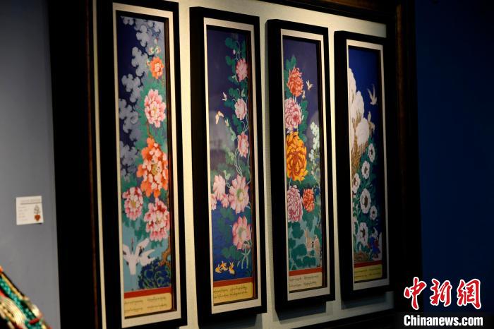 圖為5月16日，展覽中新創(chuàng)唐卡作品《四季花》?！±盍?攝