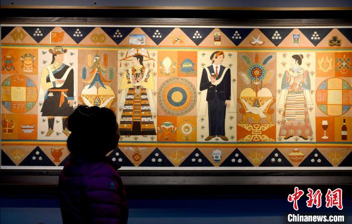 圖為5月16日，觀眾正在欣賞展覽中的新創(chuàng)唐卡作品?！±盍?攝