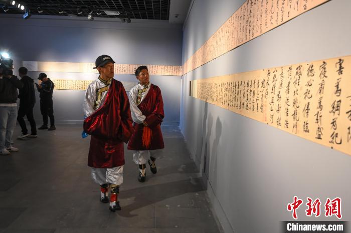 圖為學(xué)生參觀黃庭堅(jiān)書法文獻(xiàn)展。　趙朗 攝