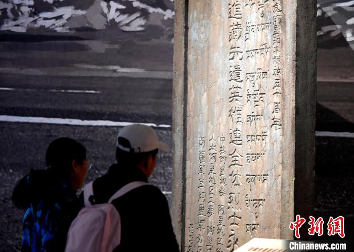 圖為5月18日，觀眾正在欣賞展覽。　李林 攝