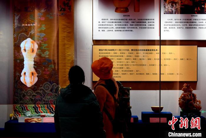 圖為5月18日，觀眾正在欣賞展覽?！±盍?攝