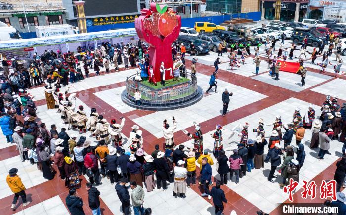 圖為“極地那曲 天際之旅”2023西藏那曲“中國旅游日”音樂美食嘉年華活動現(xiàn)場。　那曲市文化和旅游局供圖