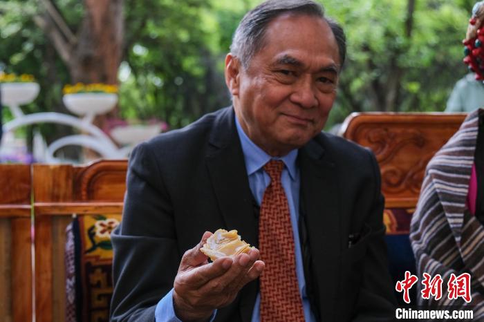 菲律賓駐華大使吉米·阿德里亞諾·弗洛克魯茲品嘗卡塞?！〗w波 攝