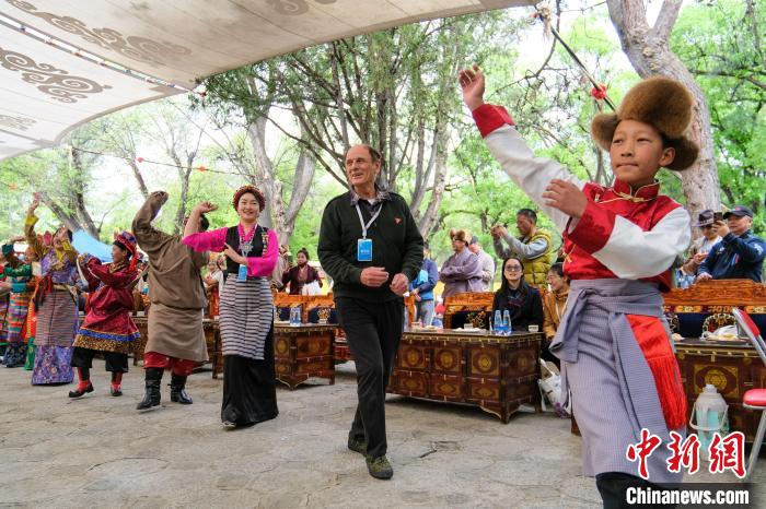 英國籍嘉賓柯馬凱(Michael Crook)加入鍋莊舞隊伍?！〗w波 攝