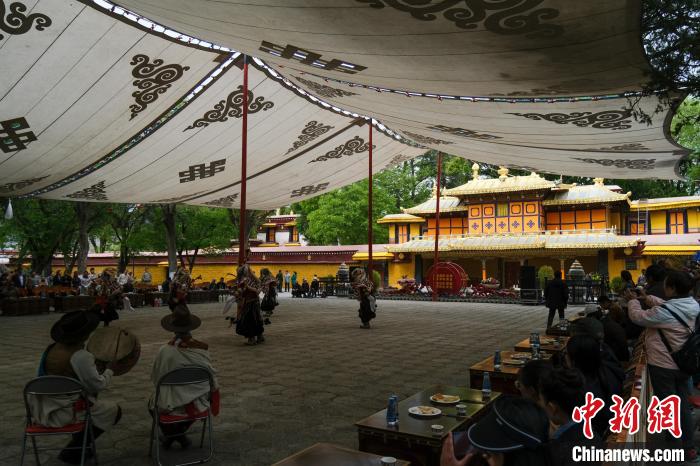 圖為當日拉薩羅布林卡?！〗w波 攝