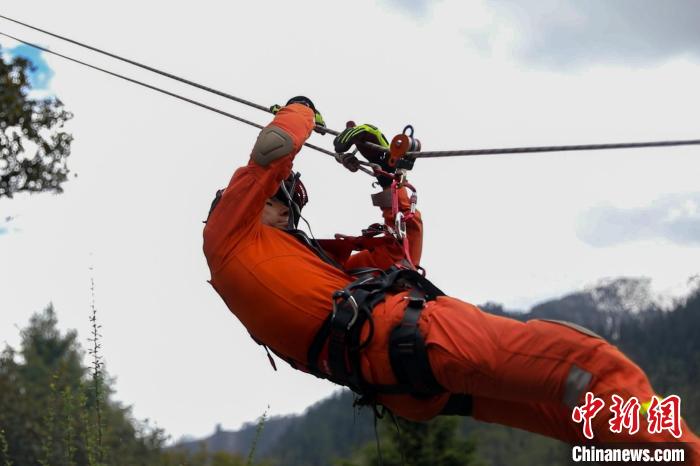 圖為消防員開展斜向救援訓(xùn)練?！抢倮?攝