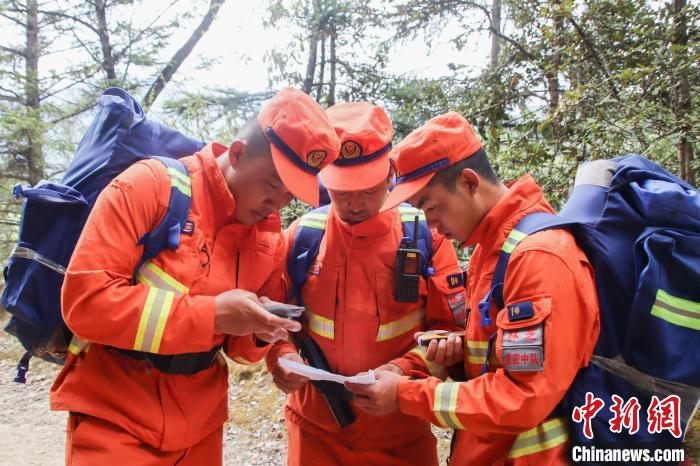 圖為消防員開展野外按圖行進(jìn)訓(xùn)練?！抢倮?攝