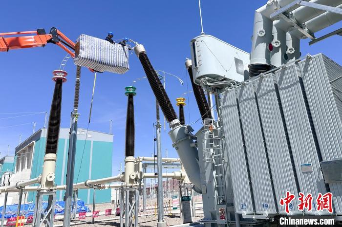 國網(wǎng)西藏電力組織檢修人員對設(shè)備進(jìn)行全面體檢?！W(wǎng)西藏電力有限公司 供圖