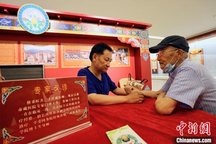 “藏韻瑰寶”藏醫(yī)四部醫(yī)典唐卡珍品展在天津美術(shù)館展出，展覽現(xiàn)場(chǎng)藏醫(yī)專(zhuān)家義診受歡迎?！⒖∩n 攝