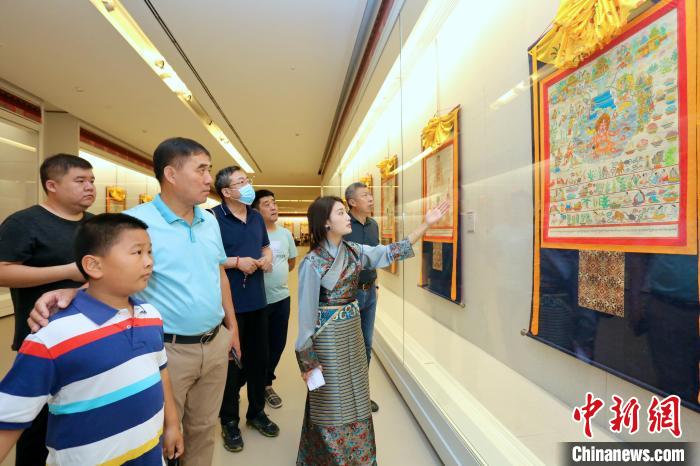 “藏韻瑰寶”藏醫(yī)四部醫(yī)典唐卡珍品展現(xiàn)場(chǎng)?！⒖∩n 攝