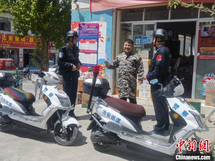 民警對轄區(qū)商鋪進行走訪排查。　黃創(chuàng)偉 攝