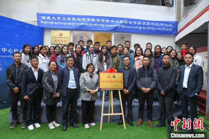 圖為揭牌儀式上合影?！∝暩聛硭?攝