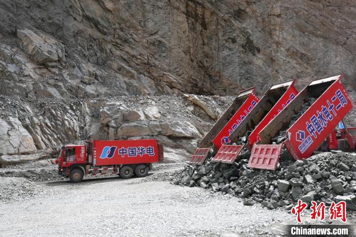 拉哇水電站正式啟動(dòng)大壩填筑。　華電金上公司 供圖