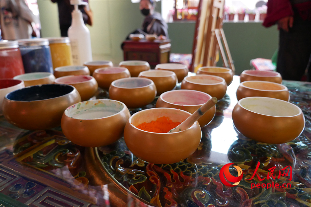 繪制唐卡所用的顏料。人民網(wǎng) 韋衍行攝