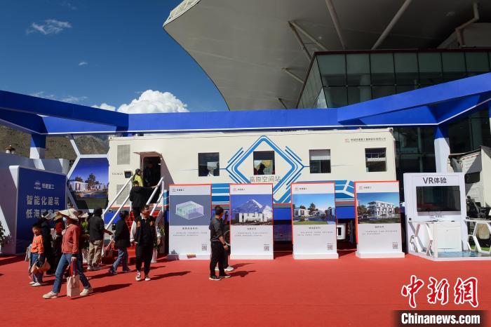 展覽現(xiàn)場，觀眾體驗裝配式增壓增氧建筑?！~ 攝
