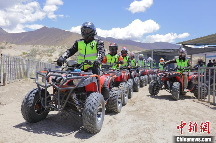 圖為比賽選手途經(jīng)扎囊沙漠公園?！∮文恋厍蚬﹫D
